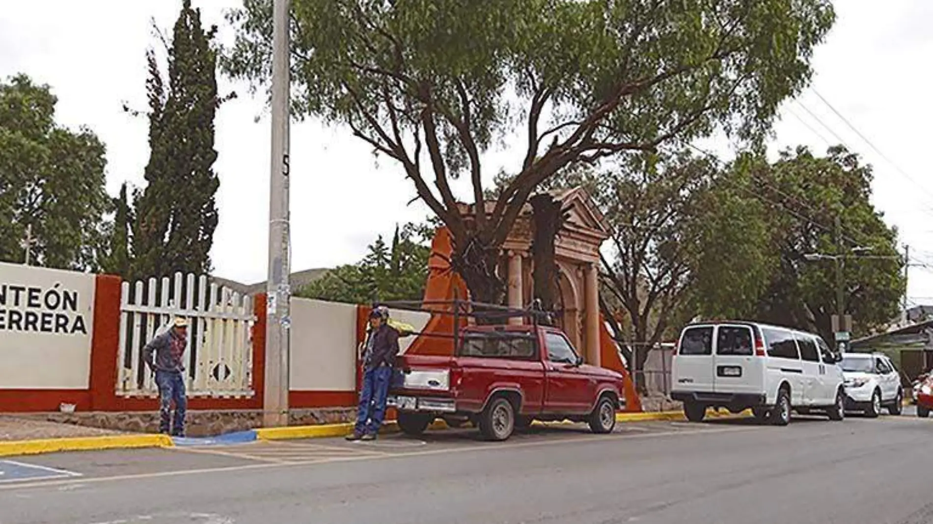 Fachada del panteón de herrera, zona donde se instala el tianguis de Día de Muertos